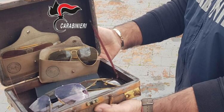 Occhiali trovati da carabinieri in una casa della sua famiglia