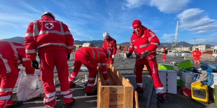 Allestite in banchina tende Croce Rossa per prima accoglienza