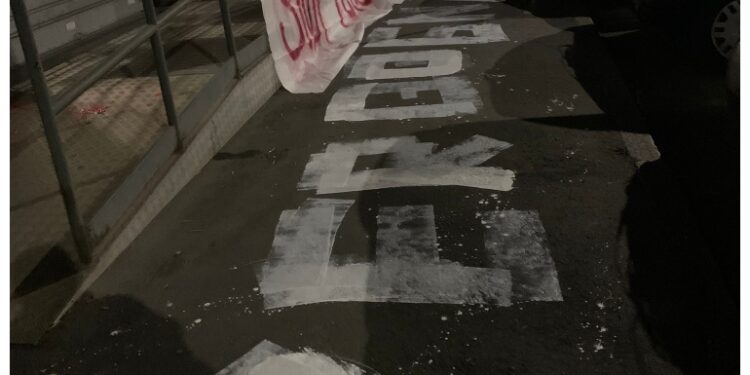 Scritta 'Vergogna' sulla strada