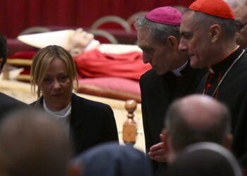 Centinaia di fedeli in fila a San Pietro