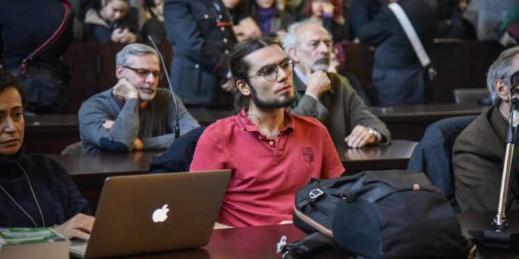 'Nessun obbligo di dimora'. Lui in aula