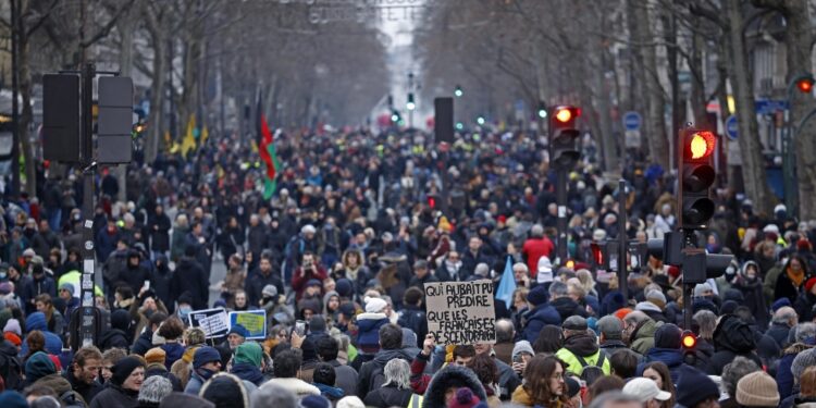 Gruppi di violenti in testa al corteo