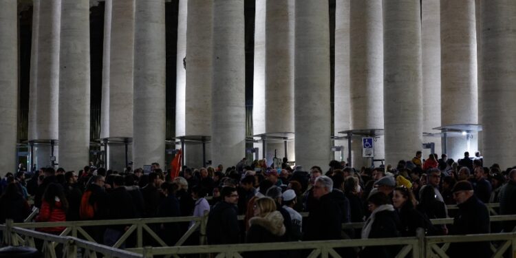 La salma del papa emerito resterà esposta fino a mercoledì