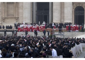 A messa iniziata fedeli continuano ad arrivare a San Pietro