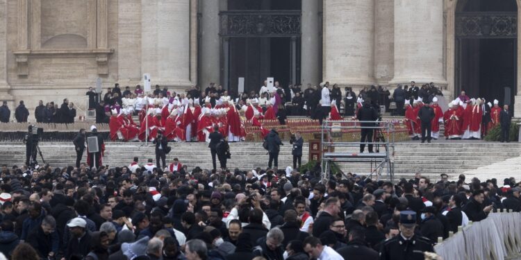 A messa iniziata fedeli continuano ad arrivare a San Pietro