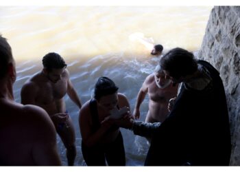 Tradizionale gara di nuoto per recuperare una croce di legno