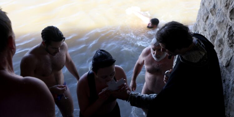 Tradizionale gara di nuoto per recuperare una croce di legno