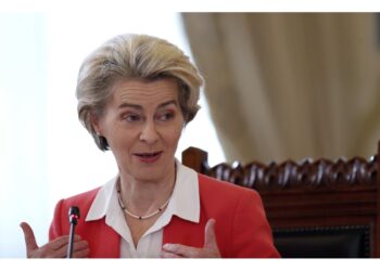 Presidente commissione Ue a confine sloveno per euro e Schengen