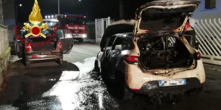 Auto in fiamme Cermenate