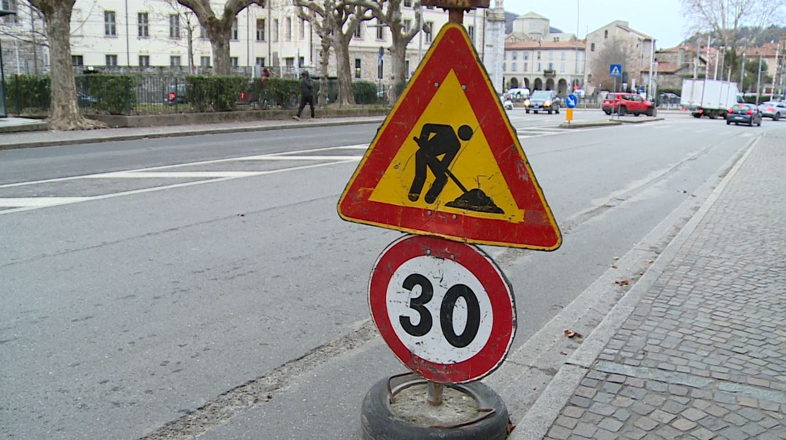 Como, cantiere in via Manzoni. Lavori sui marciapiedi: corsia ridotta e traffico rallentato