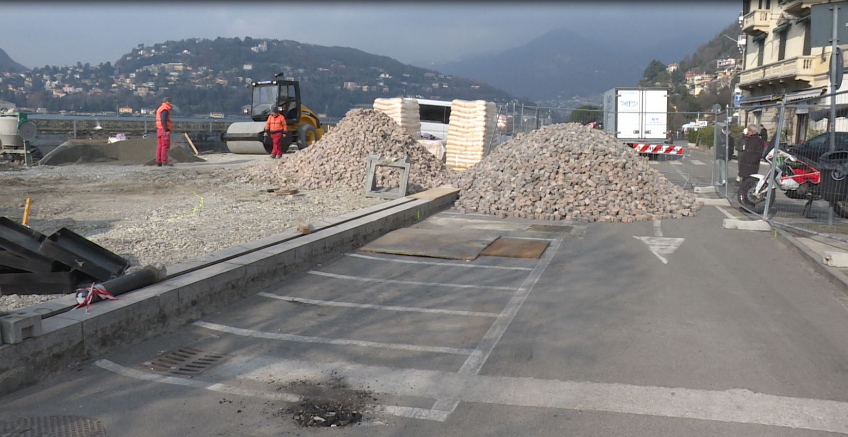 Lavori sui marciapiedi, dopo via Manzoni il cantiere si estende in viale Geno