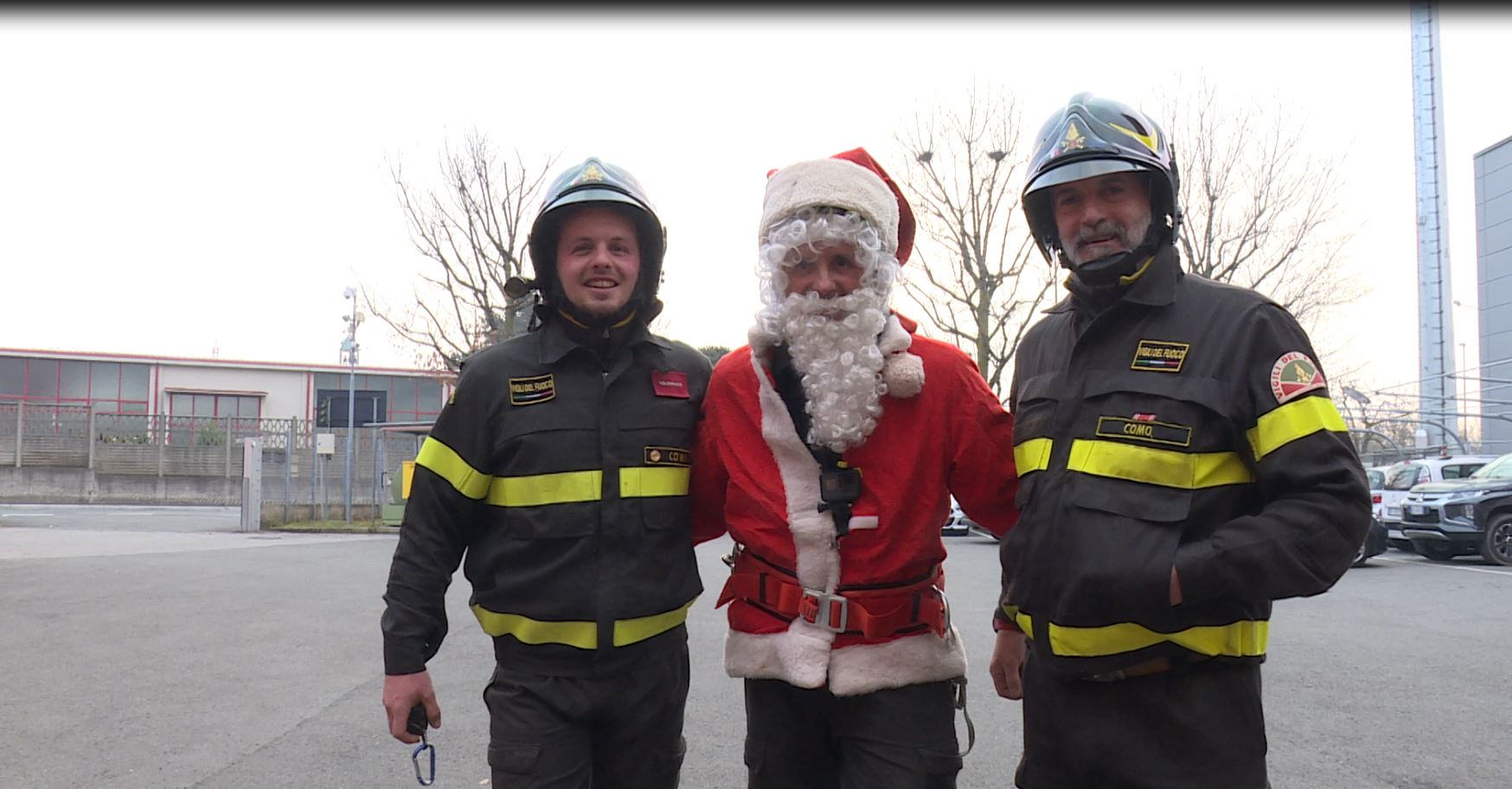 Da Como a Pordenone, la letterina di Jonathan. Dopo il regalo il bambino incontra i vigili del fuoco