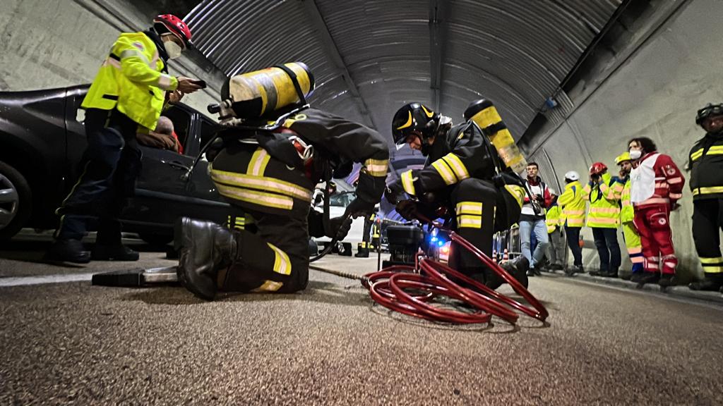 Maxi incidente sulla A9 nella galleria Quarcino, ma è un’esercitazione