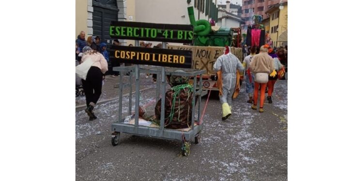 Carro allegorico correla anarchico a Esercito che sparò a polli
