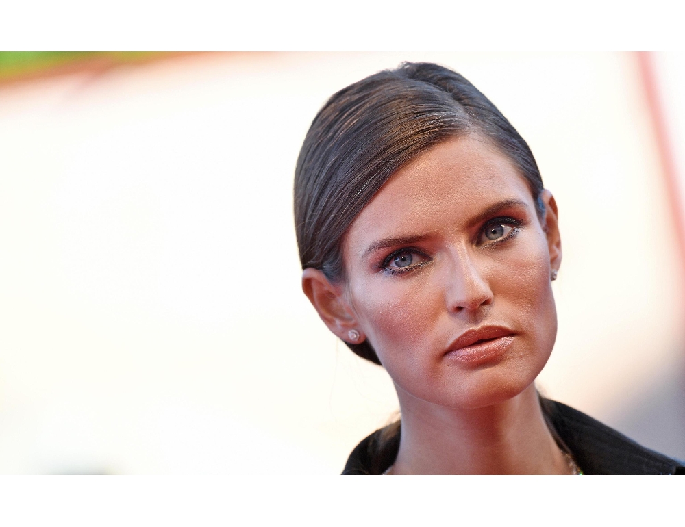 Balti in lacrime su social, uomo armato vicino scuola mia figlia