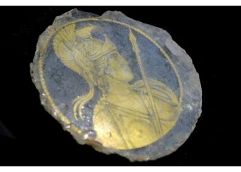 Unico 'volto' dell'urbe su vetro dorato. Andrà in stazione-museo