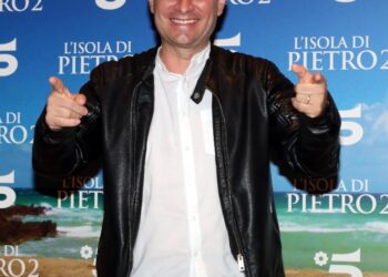 Avrebbe costretto l'opertatore tv a dargli 60mila euro in 4 anni