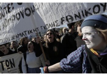 Circa 2mila lavoratori hanno protestato fuori Parlamento a Atene