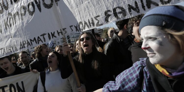Circa 2mila lavoratori hanno protestato fuori Parlamento a Atene