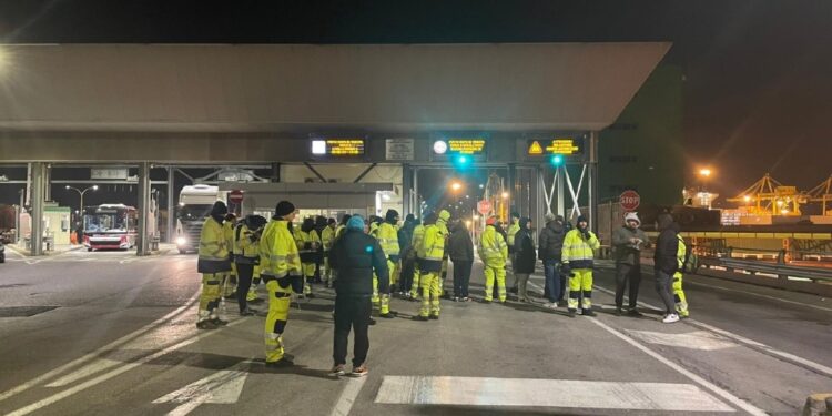 Momenti di tensione con i giornalisti. Clpt