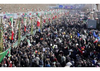 Decine di migliaia si sono riversati nel centro di Teheran