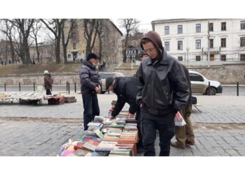 Confiscati volumi in scuole e biblioteche della regione