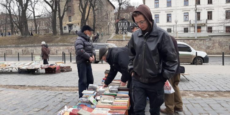 Confiscati volumi in scuole e biblioteche della regione