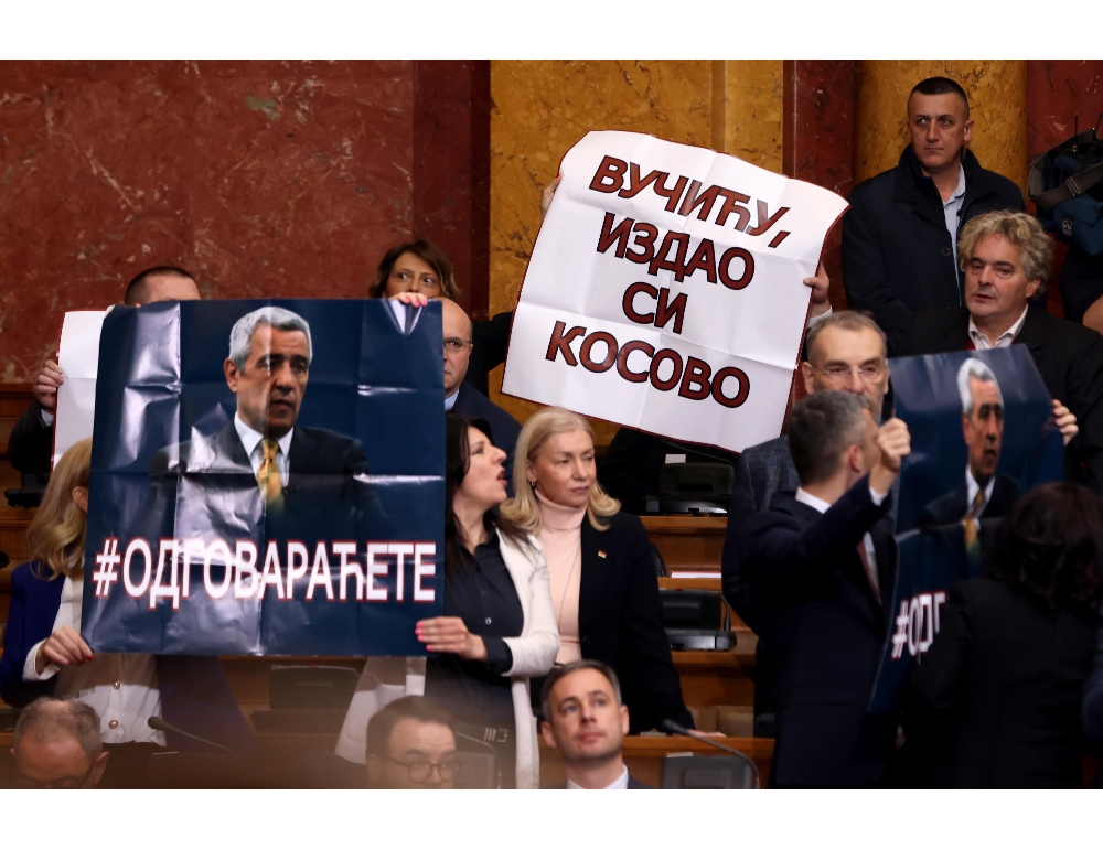 Kosovo: tumulti al parlamento serbo, ‘Vucic traditore’