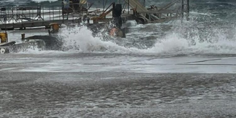 Da tre giorni arcipelago isolato a causa delle mareggiate