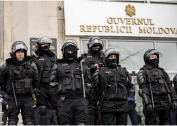 Centinaia di manifestanti contro il governo europeista