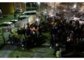 Manifestazione davanti a struttura in cui si trovano le bare