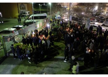 Manifestazione davanti a struttura in cui si trovano le bare