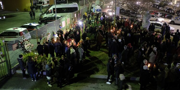 Manifestazione davanti a struttura in cui si trovano le bare