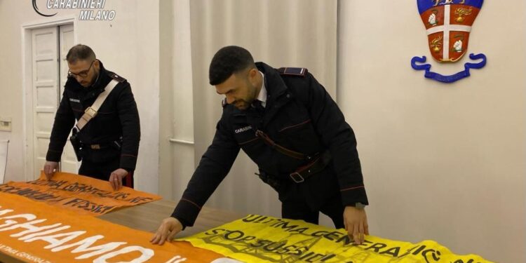 Cinque attivisti bloccano traffico a Milano