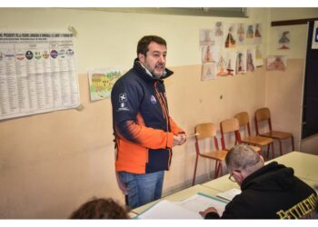 Il leader della Lega attende a via Bellerio i risultati del voto