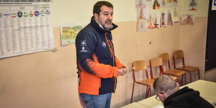 Il leader della Lega attende a via Bellerio i risultati del voto