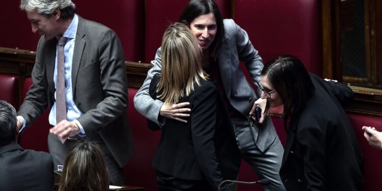 Saluti e strette di mano con i colleghi. Anche qualche selfie