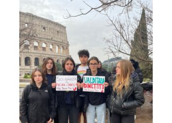 Mobilitazione in segno di solidarietà alla preside di Firenze