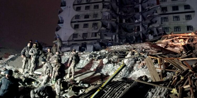 Oltre 450 i feriti dopo la scossa di terremoto di magnitudo 7.9