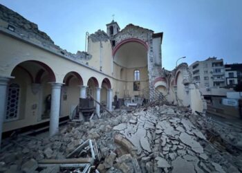 Almeno 76 morti in province turche e 110 in Siria per terremoto