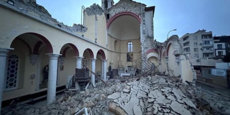 Almeno 76 morti in province turche e 110 in Siria per terremoto