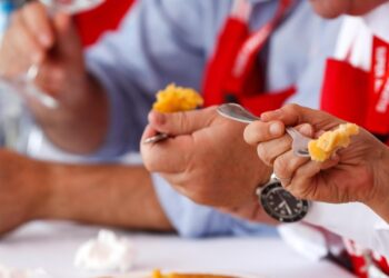Dopo che in 100 si sono ammalati per aver mangiato la frittata