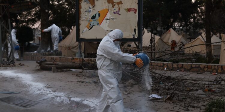 Sotto le macerie di un ospedale ad Hatay