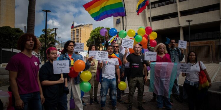 Manifestazione davanti alla sede della Corte suprema a Caracas