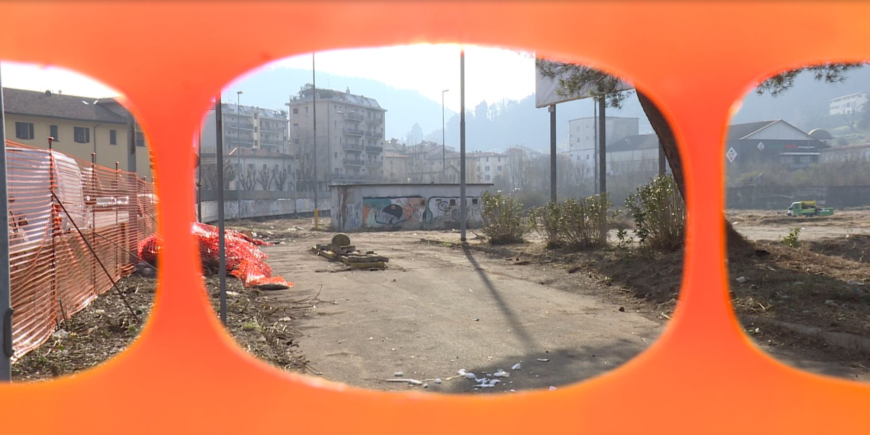 Area Ticosa di Como verso il parcheggio. Terminato l’intervento di pulizia, ora la fase di progettazione