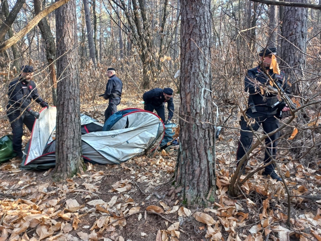 Spaccio nelle aree boschive protette, smantellati dodici bivacchi. Sequestrato un machete