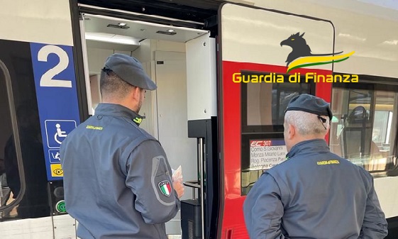 Arresto sul treno Chiasso-Milano. Fermato un 29enne condannato per spaccio e furto