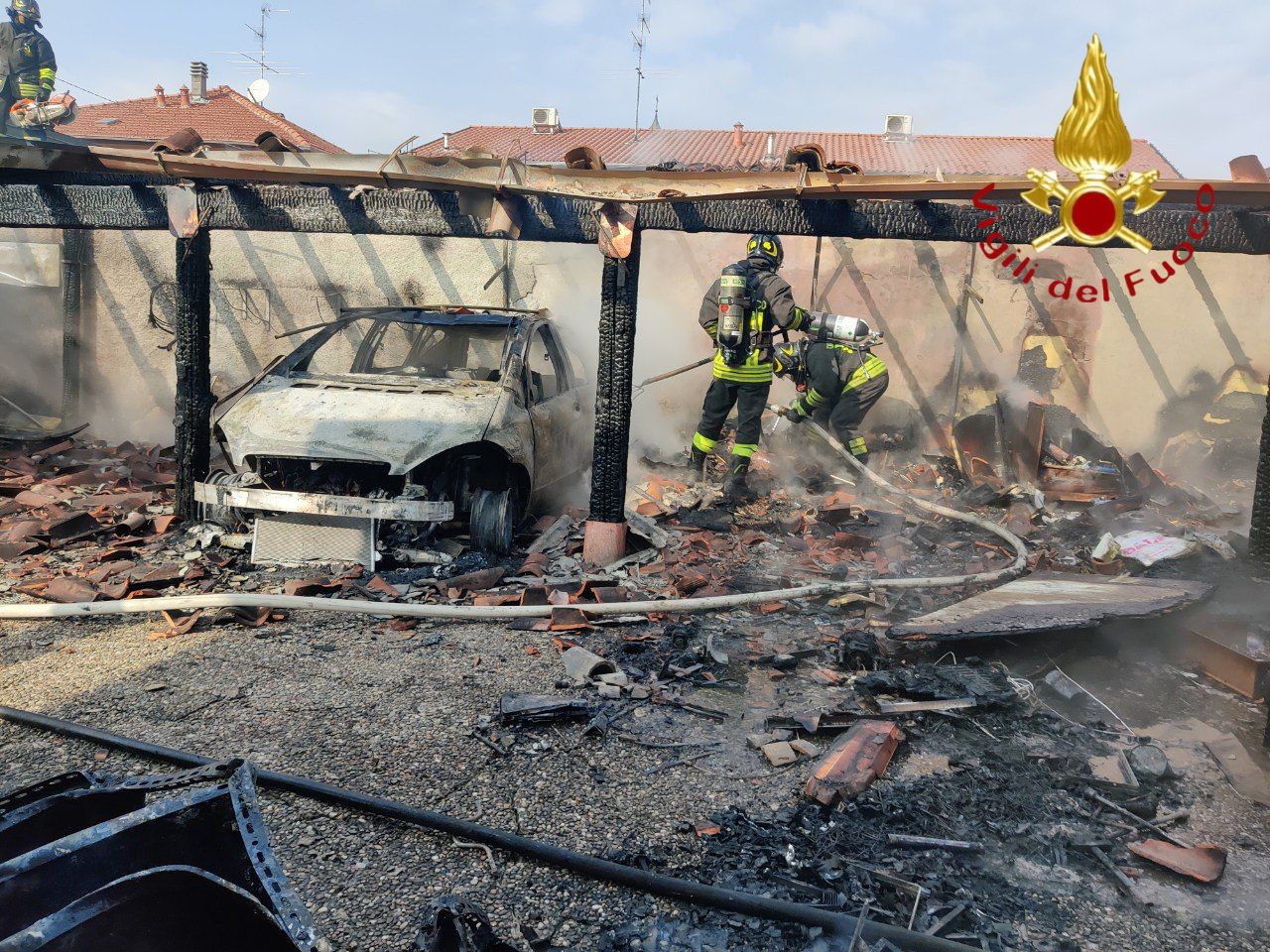 Bregnano, brucia una tettoia e scoppia una bombola di Gpl. Intervento dei vigili del fuoco