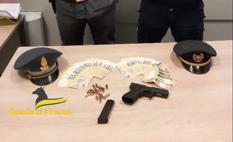 Pistola e proiettili nascosti in auto, sequestro al confine tra Italia e Svizzera
