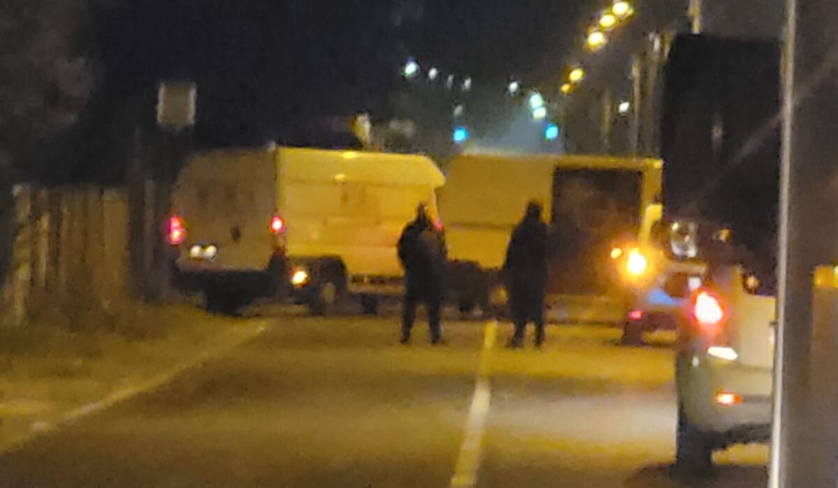 Casnate con Bernate, assalto in una ditta di logistica. Furgoni usati per bloccare le strade